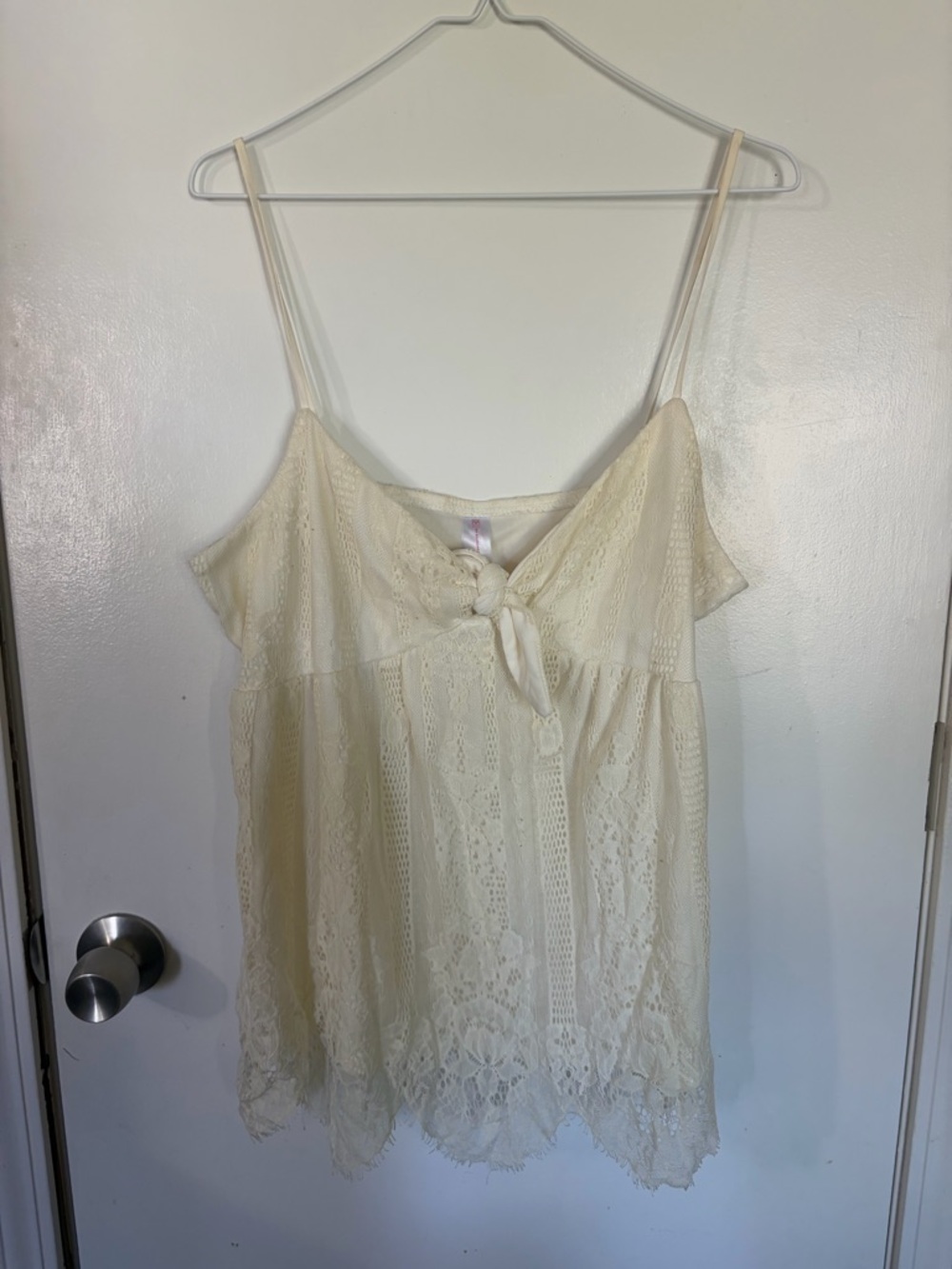Juniors XL No Boundaries Cream Lace Tie-Front Spaghetti Strap Top Tote1